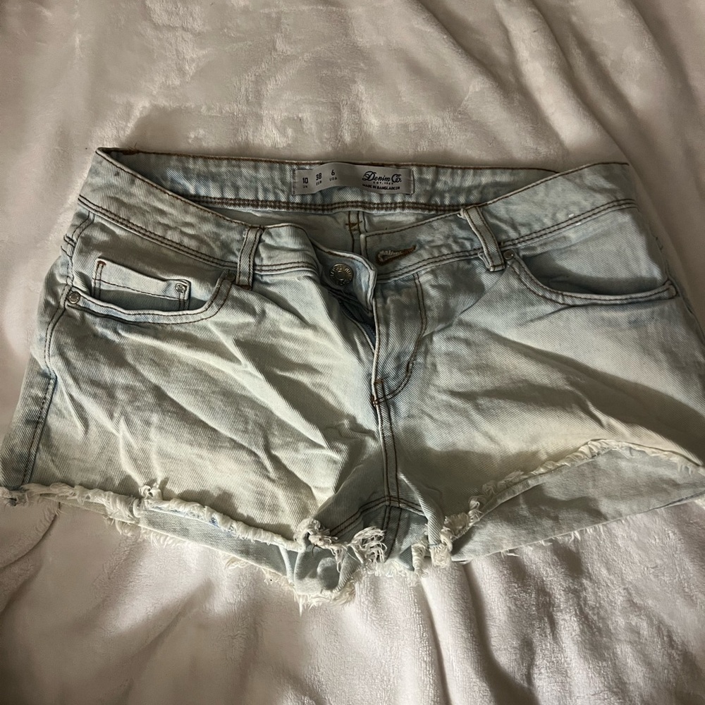 Light denim short shorts